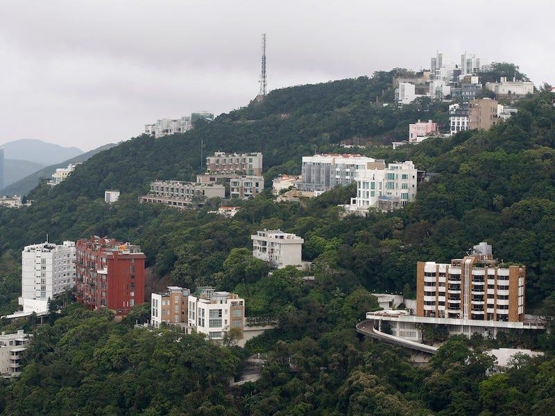 Là nơi tập trung nhiều người siêu giàu nhất thế giới với khoảng 93 tỷ phú sinh sống vào năm 2019, không ngạc nhiên khi Hong Kong (Trung Quốc) luôn chiếm ưu thế nếu nói về bất động sản hạng sang. Trong đó, The Peak, viết tắt của Victoria Peak, được xem là khu dân cư đắt đỏ bậc nhất nơi này, theo Insider. (Ảnh: Zing)