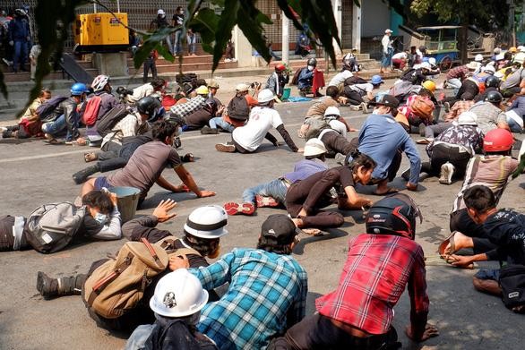 Người biểu tình nằm rạp xuống đất khi lực lượng an ninh nổ súng để giải tán đám đông ở Mandalay, Myanmar ngày 3-3 - Ảnh: REUTERS