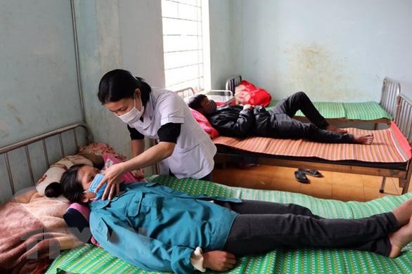 Các bệnh nhân vẫn đang được điều trị tại Trung tâm Y tế huyện Kon PLông - Ảnh: TTXVN