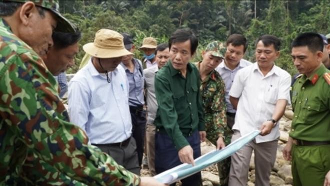 Đoàn công tác khảo sát do ông Nguyễn Văn Phương (giữa, áo xanh đậm) dẫn đầu đang lên phương án cụ thể để tìm kiếm những công nhân còn mất tích ở Rào Trăng 3. (Ảnh: VTC News)