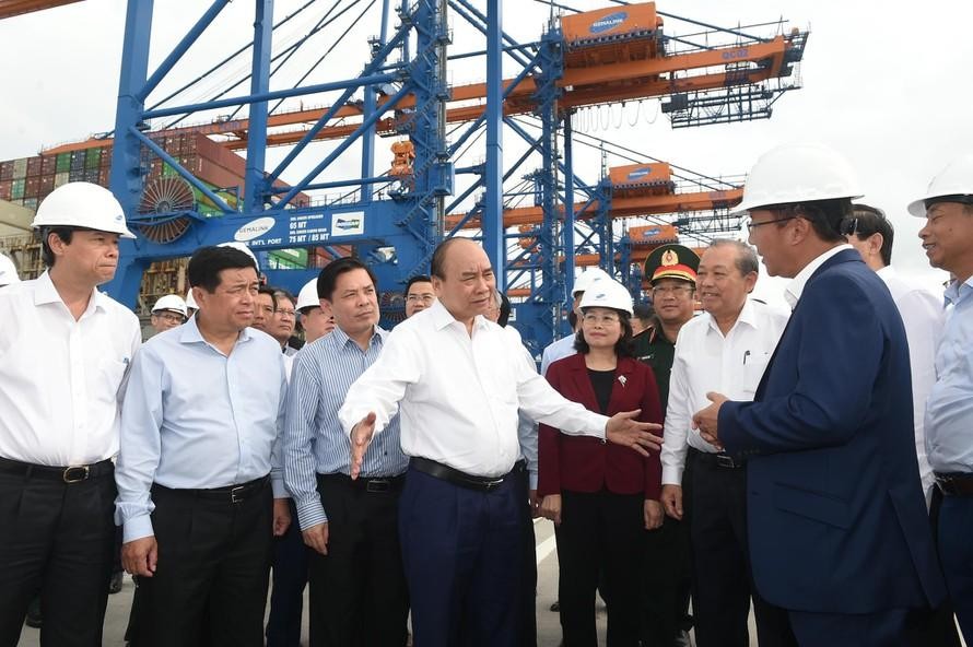 Thủ tướng Nguyễn Xuân Phúc đến kiểm tra bến cảng Gemalink khi cảng mới đón tàu vào khai thác chuyến đầu tiên vào tháng 1/2021. Ảnh: VGP/Quang Hiếu
