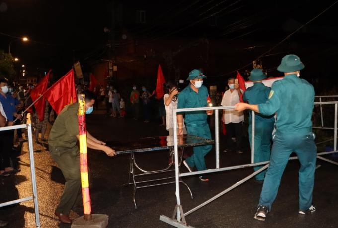 Lực lượng chức năng đang thực hiện công tác quản lý giãn cách xã hội tại huyện Thuận Thành, tỉnh Bắc Ninh. (Ảnh: Tuổi Trẻ)