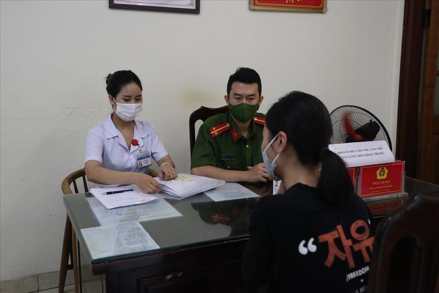 Công an quận Hoàn Kiếm đang lập biên bản xử phạt hành chính. (Ảnh: Lao Động)