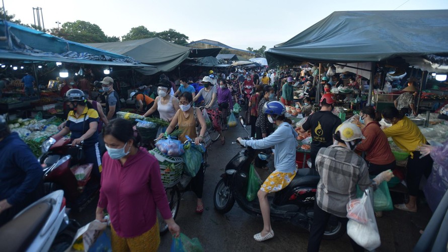 Hình ảnh chen chúc tại chợ đầu mối phía Nam Hà Nội sáng 24/7. (Ảnh: Thanh Niên)