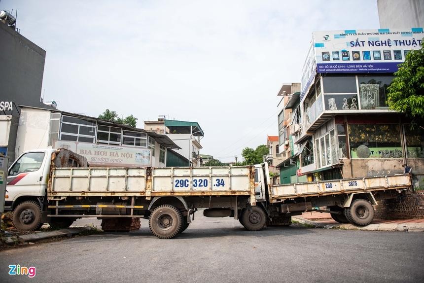 Xe tải được huy động để lập thành chốt phong toả ở phuonwgf Long Biên. (Ảnh: Zing)