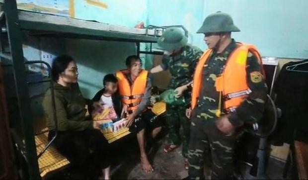 Cán bộ, chiến sỹ Đồn Biên phòng Đồ Sơn thăm hỏi, động viên người gặp nạn. (Nguồn: bienphong.com.vn)