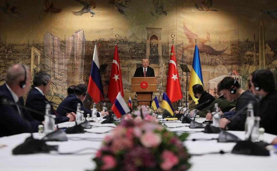 Tổng thống Thổ Nhĩ Kỳ Recep Tayyip Erdogan (giữa) trong cuộc gặp phái đoàn Nga (trái) và Ukraine (phải) tại thành phố Istanbul, ngày 29/3/2022.