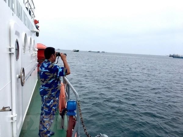 Tàu của Bộ đội Biên phòng Bình Thuận tìm kiếm tại khu vực tàu cá BTh 97478 TS bị mất liên lạc. (Ảnh: TTXVN phát) 