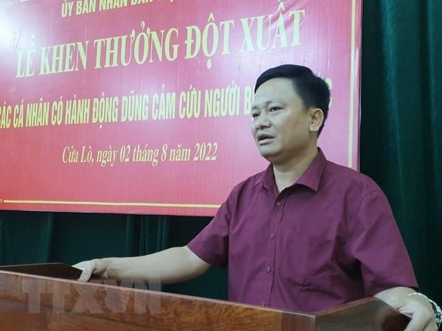 Ông Nguyễn Văn Trung (45 tuổi, Bí thư Đảng ủy phường Nghi Hải), người dũng cảm cứu 6 trẻ bị đuối nước. (Ảnh: Tá Chuyên/TTXVN) 