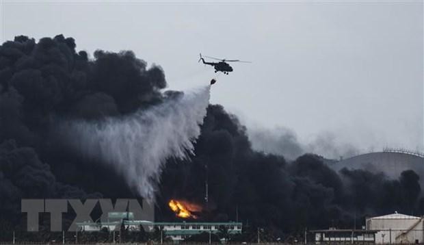 Trực thăng phun nước dập lửa tại hiện trường vụ cháy kho chứa nhiên liệu ở Matanzas, Cuba ngày 8/8/2022. (Ảnh: AFP/TTXVN)