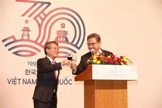 Đại sứ Việt Nam tại Hàn Quốc Nguyễn Vũ Tùng (trái) và Bộ trưởng Ngoại giao Hàn Quốc Park Jin nâng ly mừng Quốc khánh Việt Nam. (Ảnh: Anh Nguyên/TTXVN) 