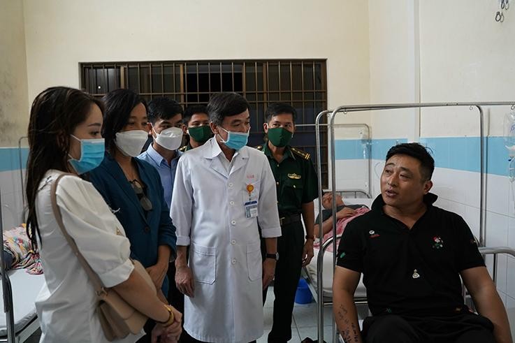 Lãnh đạo huyện Côn Đảo cùng cán bộ, nhân viên y tế thăm hỏi thuyền viên tàu Wu Zhou đang được điều trị tại Trung tâm Y tế quân dân y Côn Đảo - Ảnh: Báo Bà Rịa-Vũng Tàu.