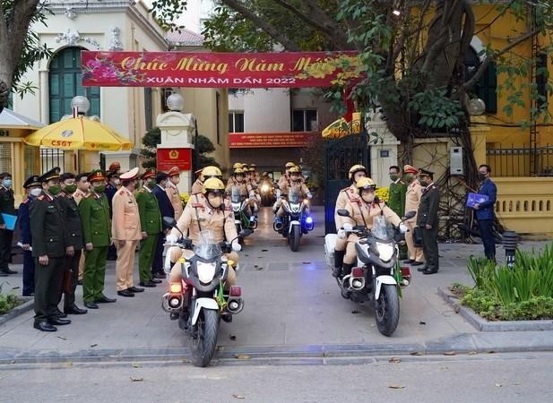 Lực lượng CSGT Công an thành phố Hà Nội ra quân bảo đảm trật tự, an toàn giao thông dịp đầu xuân Nhâm Dần 2022. (Ảnh: Phạm Kiên/TTXVN)