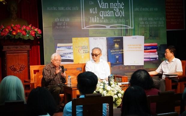 Nhà phê bình văn học Ngô Thảo (giữa) trong buổi giới thiệu sách ngày 29/11. (Ảnh: CTV/Vietnam+)