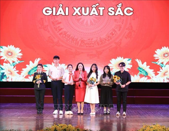 Thứ trưởng Bộ Văn hóa, Thể thao và Du lịch Trịnh Thị Thủy trao giải Xuất sắc cho các tác giả và nhóm tác giả đạt giải. Ảnh: Thanh Tùng/TTXVN 