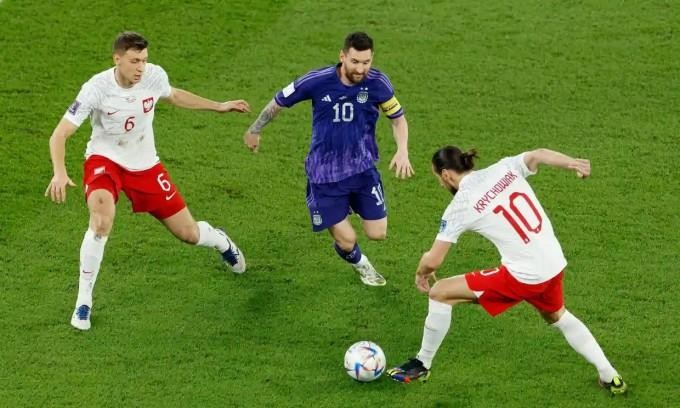 Messi đi bóng trước vòng vây của hai cầu thủ Ba Lan. Ảnh: Reuters. 