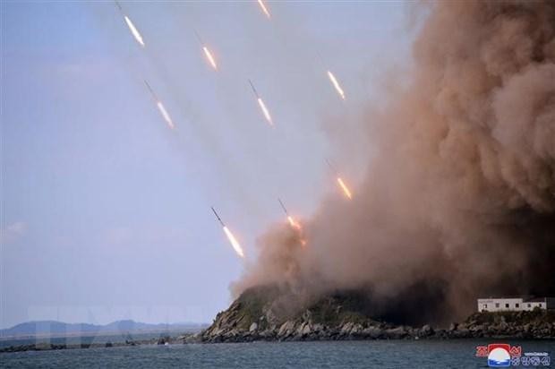 Cuộc tập trận tấn công hỏa lực của pháo binh tầm xa của Quân đội Nhân dân Triều Tiên tại một địa điểm không xác định. (Ảnh: AFP/TTXVN)