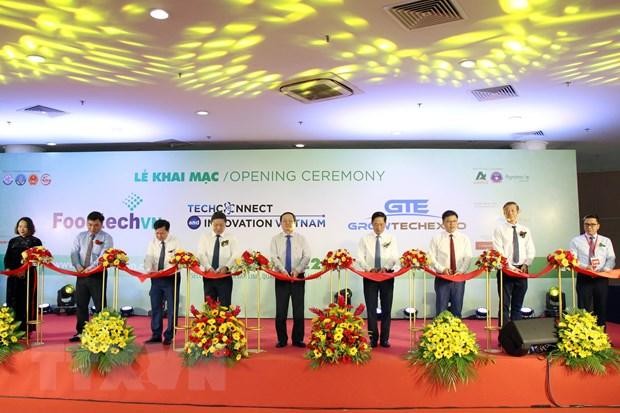 Các đại biểu thực hiện nghi thức khai mạc Techconnect and Innovation Vietnam 2022. (Ảnh: Tiến Lực/TTXVN) 