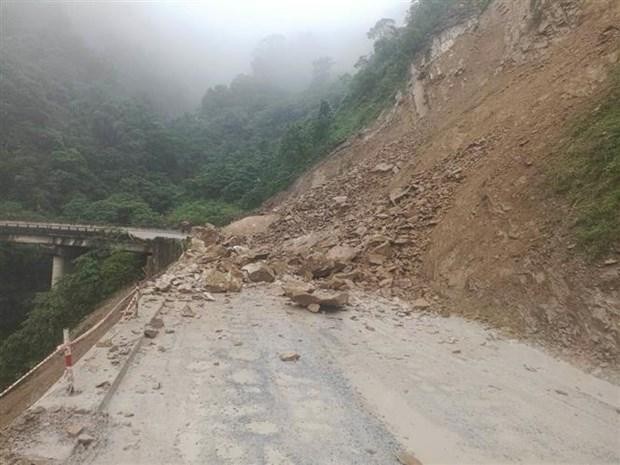Hàng trăm khối đất, đá trên núi đổ xuống gây ách tắc trên tuyến Quốc lộ 8A, đoạn qua xã Sơn Kim 1, huyện Hương Sơn, Hà Tĩnh. (Ảnh: TTXVN phát)
