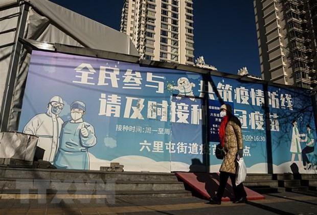 Người dân đeo khẩu trang phòng lây nhiễm COVID-19 ở Bắc Kinh, Trung Quốc. (Ảnh: AFP/TTXVN)