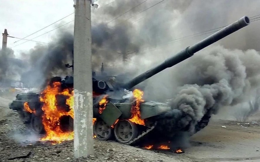 Xe tăng cháy trên chến trường Ukraine. Ảnh: Asia Times.