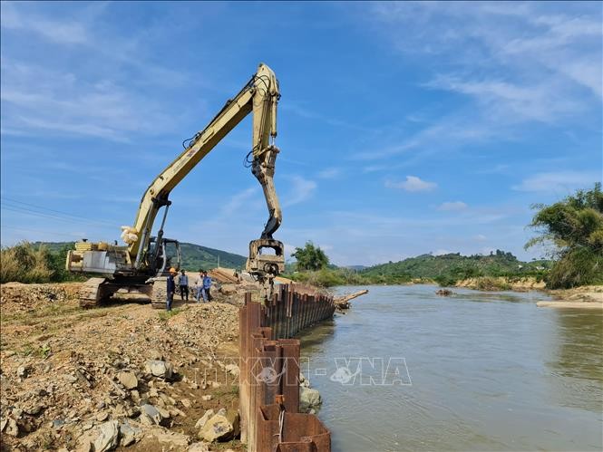 Công trình kè sông vẫn ngổn ngang sau gần 2 năm nhà thầu được tạm ứng vốn. (Ảnh: TTXVN)