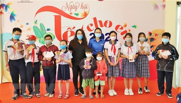 Trao quà Tết cho các em thiếu nhi có hoàn cảnh khó khăn khu vực quận 1, Thành phố Hồ Chí Minh dịp Tết Tân Sửu năm 2021. (Ảnh: Hồng Giang/TTXVN) 