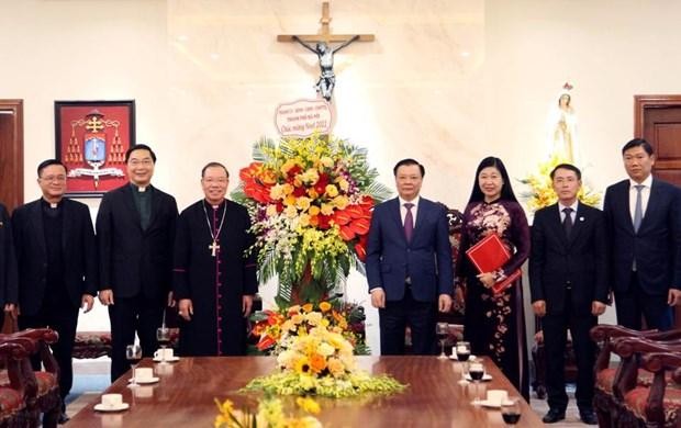 Bí thư Thành ủy Đinh Tiến Dũng thăm, tặng quà và chúc mừng Tòa Tổng Giám mục Hà Nội nhân dịp Giáng sinh 2022. (Nguồn: Kinh tế đô thị)