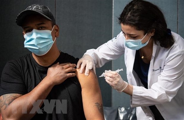 Nhân viên y tế tiêm vaccine ngừa COVID-19 cho người dân tại New York , Mỹ. (Ảnh: AFP/TTXVN)