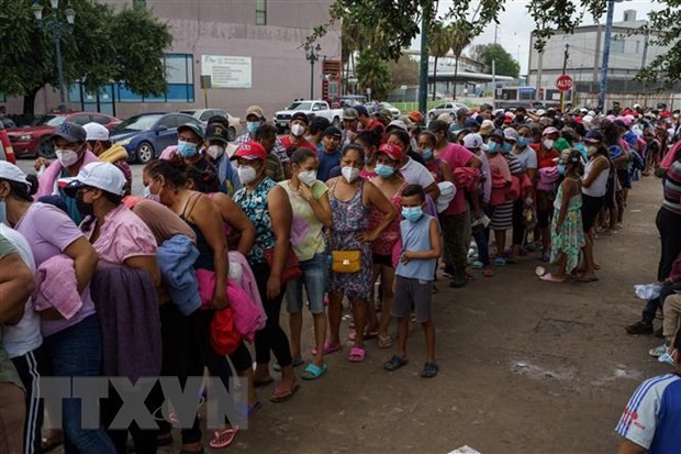 Người di cư tập trung tại thị trấn biên giới Reynosa, Tamaulipas, Mexico, trong hành trình tới Mỹ. (Ảnh: AFP/TTXVN)