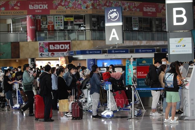 Hành khách xếp hàng chờ làm thủ tục để lên máy bay tại sân bay Narita (Nhật Bản). Ảnh tư liệu: Đào Thanh Tùng/Phóng viên TTXVN tại Tokyo