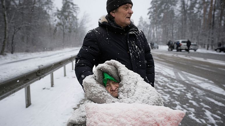 Người dân sơ tán khỏi Irpin, ngoại ô Kiev, Ukraine vào tháng 3/2022. Ảnh: AP