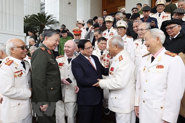 Thủ tướng Phạm Minh Chính với các nhân chứng lịch sử Công an nhân dân. (Ảnh: Dương Giang/TTXVN) 