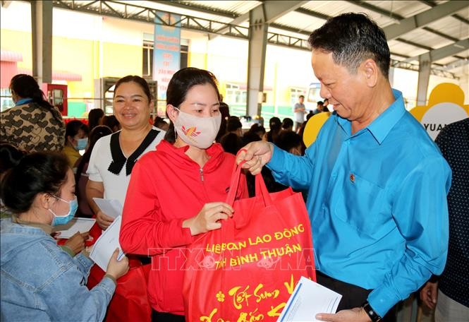 Trao quà cho công nhân, người lao động đang làm việc tại các công ty trong Khu công nghiệp Hàm Kiệm 2 (Hàm Thuận Nam, Bình Thuận). Ảnh: Nguyễn Thanh/TTXVN 