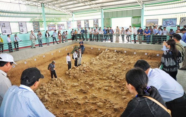 Các hố khai quật di tích sơ kỳ Đá cũ Rộc Tưng-Gò Đá (thị xã An Khê) được trưng bày ngoài trời, có mái che phục vụ nghiên cứu và tham quan. (Nguồn: Báo Gia Lai)