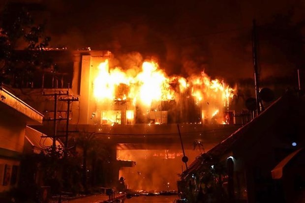 Lửa bốc ngùn ngụt tại hiện trường vụ cháy tổ hợp sòng bạc và khách sạn Grand Diamond City ở thành phố Poipet, tỉnh Banteay Meanchey, miền Tây Campuchia, ngày 29/12/2022. (Ảnh: AFP/TTXVN) 