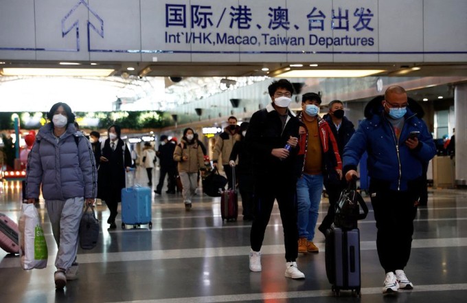 Hành khách tại sân bay quốc tế thủ đô Bắc Kinh ngày 27/12. Ảnh: Reuters