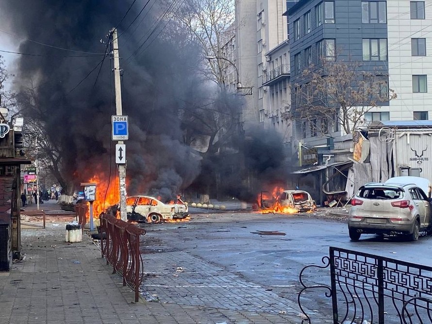 Một góc phố bị tấn công ở Ukraine. Ảnh: Reuters