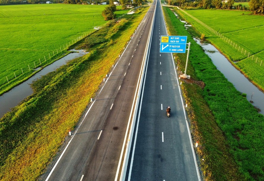Tuyến đường bộ Lộ Tẻ - Rạch Sỏi nâng cấp lên cao tốc dài 51,5 km, với tổng mức đầu tư 750 tỷ đồng, thời gian thực hiện từ năm 2022 - 2024.