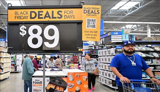 Người dân mua sắm tại một siêu thị ở Arcadia, California, Mỹ. Ảnh: AFP/TTXVN