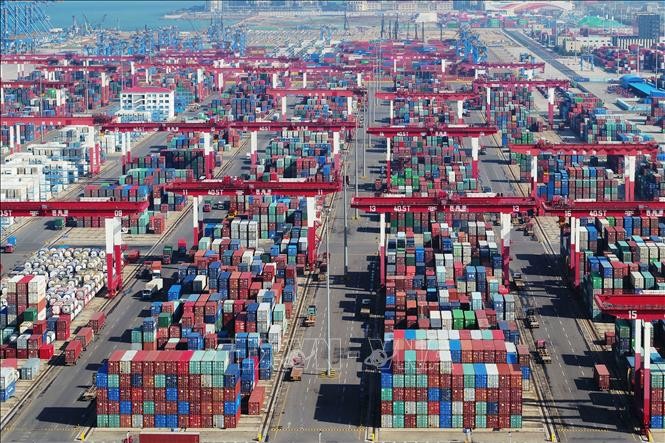 Cảng container ở Thanh Đảo, tỉnh Sơn Đông, Trung Quốc. Ảnh: THX/TTXVN