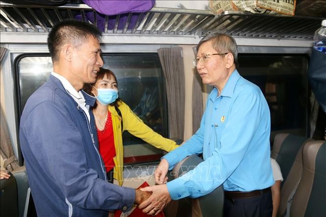 Ông Trần Thanh Hải, Phó Chủ tịch thường trực Tổng Liên đoàn Lao động Việt Nam thăm hỏi, động viên công nhân về quê đón Tết Quý Mão 2023. (Ảnh: TTXVN)