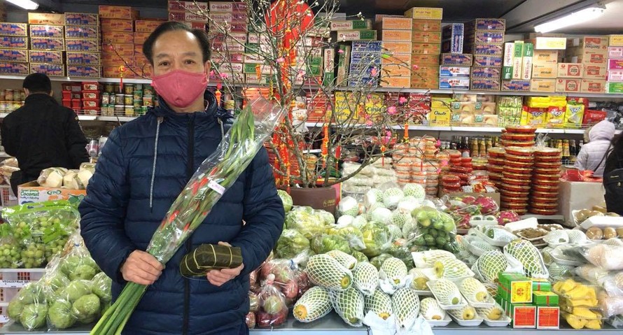 Người Việt đi mua sắm Tết tại Cộng hòa Séc. (Ảnh: Người lao động)