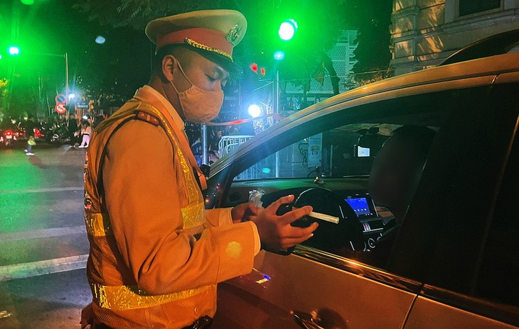 Cảnh sát giao thông kiểm tra nồng độ cồn trong đêm giao thừa ở Hà Nội. (Ảnh: Chu Dũng)