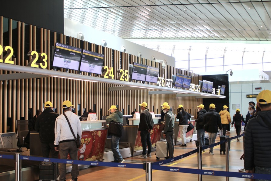 Hành khách làm thủ tục check-in tại Sân bay quốc tế Vân Đồn.