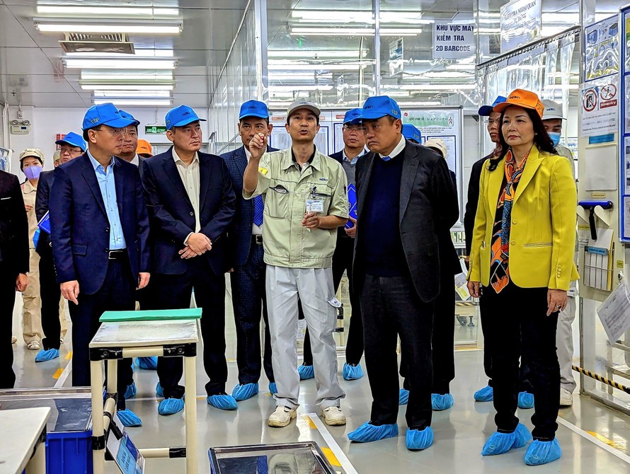 Chủ tịch UBND TP Hà Nội Trần Sỹ Thanh đến thăm, động viên sản xuất đầu Xuân Quý Mão tại Công ty TNHH Điện tử Meiko Việt Nam. (Ảnh: TTXVN)