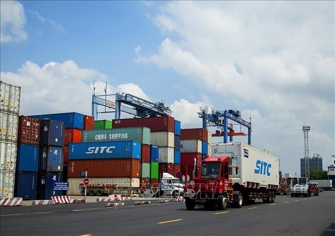 Xếp dỡ hàng hóa Container tại Tân cảng Sài Gòn. Ảnh tư liệu: Hồng Đạt/TTXVN 