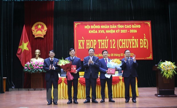 Lãnh đạo tỉnh Cao Bằng chúc mừng ông Trịnh Trường Huy (thứ hai, từ trái sang) được bầu giữ chức Phó Chủ tịch UBND tỉnh Cao Bằng. (Ảnh: Chu Hiệu/TTXVN)