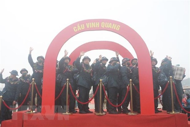 Các tân binh bước qua "cầu Vinh quang" tại Quảng Ninh lên đường bảo vệ tổ quốc. (Ảnh: Thanh Vân/TTXVN)