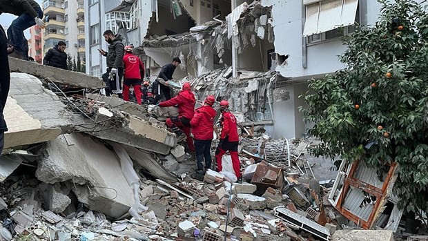 Tìm kiếm nạn nhân sau vụ động đất ở Thổ Nhĩ Kỳ. (Nguồn: Getty Images)